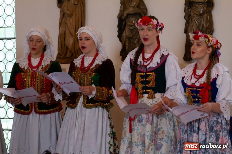 Zdjęcie w galerii na portalu naszraciborz.pl: Raciborski król kurkowy AD 2018 zasiadł na tronie i pozdrowił raciborzan  wiadomości z regionu