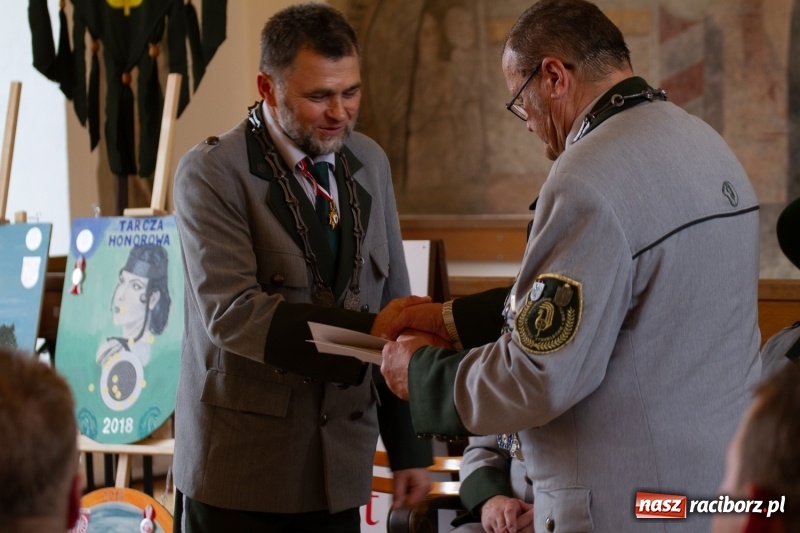 Zdjęcie w galerii na portalu naszraciborz.pl: Raciborski król kurkowy AD 2018 zasiadł na tronie i pozdrowił raciborzan  wiadomości z regionu