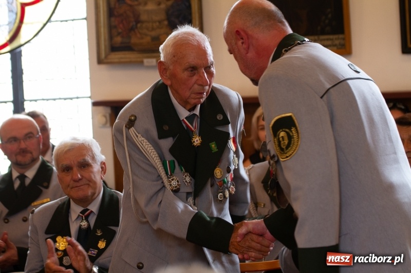 Zdjęcie w galerii na portalu naszraciborz.pl: Raciborski król kurkowy AD 2018 zasiadł na tronie i pozdrowił raciborzan  wiadomości z regionu