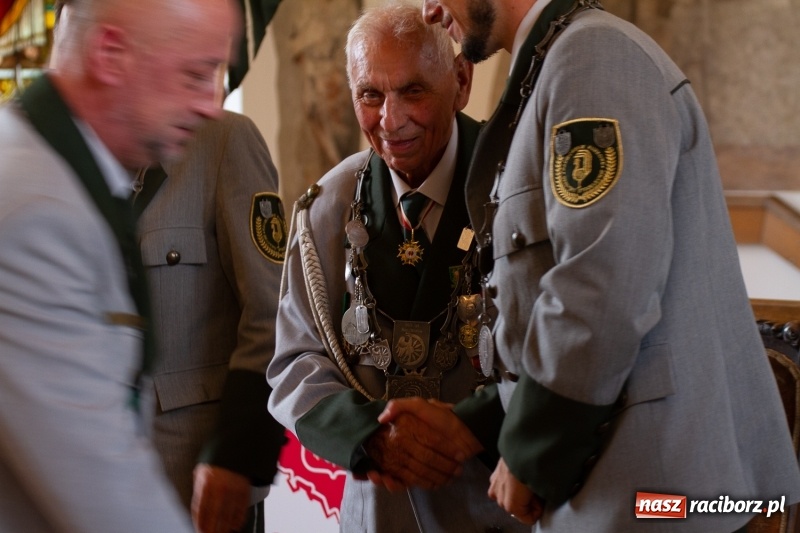 Zdjęcie w galerii na portalu naszraciborz.pl: Raciborski król kurkowy AD 2018 zasiadł na tronie i pozdrowił raciborzan  wiadomości z regionu