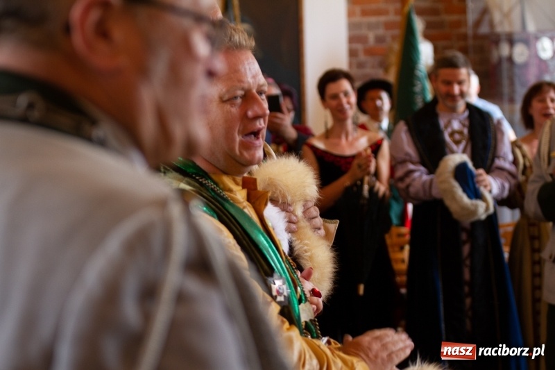 Zdjęcie w galerii na portalu naszraciborz.pl: Raciborski król kurkowy AD 2018 zasiadł na tronie i pozdrowił raciborzan  wiadomości z regionu