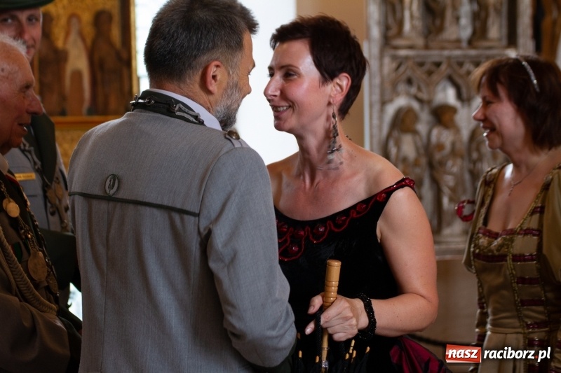 Zdjęcie w galerii na portalu naszraciborz.pl: Raciborski król kurkowy AD 2018 zasiadł na tronie i pozdrowił raciborzan  wiadomości z regionu