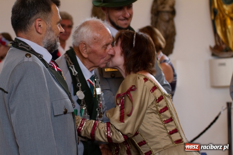 Zdjęcie w galerii na portalu naszraciborz.pl: Raciborski król kurkowy AD 2018 zasiadł na tronie i pozdrowił raciborzan  wiadomości z regionu