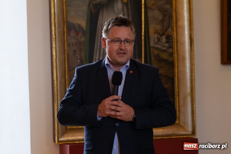 Zdjęcie w galerii na portalu naszraciborz.pl: Raciborski król kurkowy AD 2018 zasiadł na tronie i pozdrowił raciborzan  wiadomości z regionu