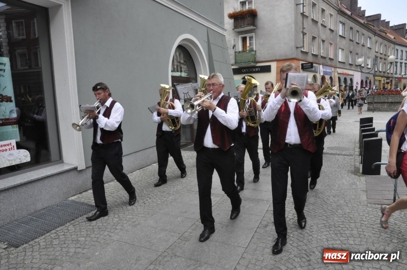 Zdjęcie w galerii na portalu naszraciborz.pl: Raciborski król kurkowy AD 2018 zasiadł na tronie i pozdrowił raciborzan  wiadomości z regionu