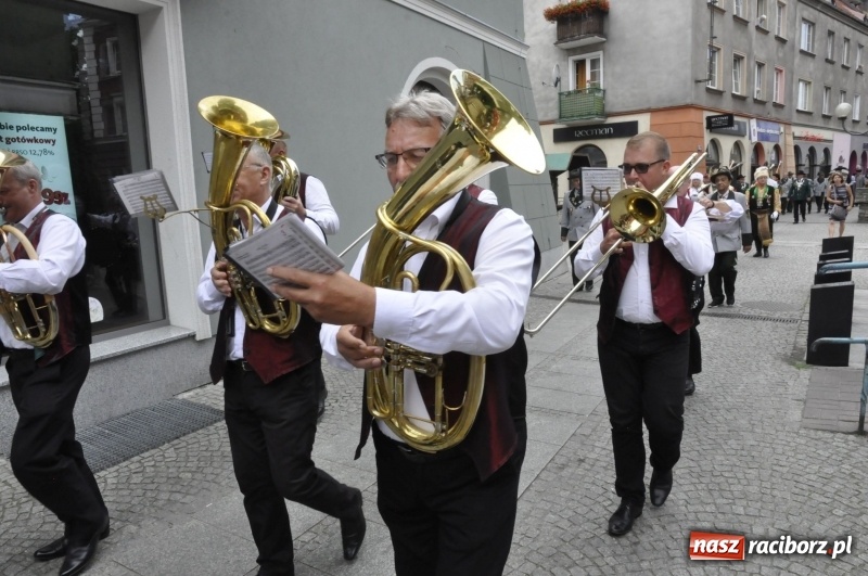 Zdjęcie w galerii na portalu naszraciborz.pl: Raciborski król kurkowy AD 2018 zasiadł na tronie i pozdrowił raciborzan  wiadomości z regionu