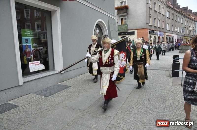 Zdjęcie w galerii na portalu naszraciborz.pl: Raciborski król kurkowy AD 2018 zasiadł na tronie i pozdrowił raciborzan  wiadomości z regionu