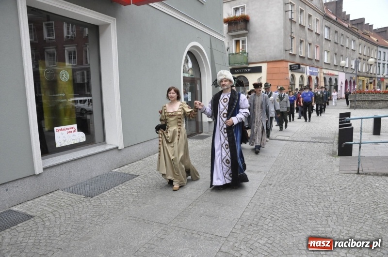Zdjęcie w galerii na portalu naszraciborz.pl: Raciborski król kurkowy AD 2018 zasiadł na tronie i pozdrowił raciborzan  wiadomości z regionu