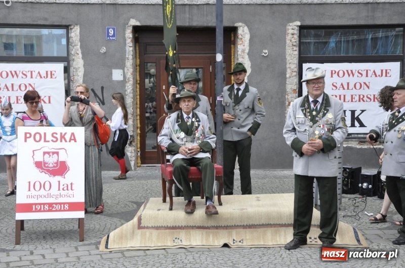 Zdjęcie w galerii na portalu naszraciborz.pl: Raciborski król kurkowy AD 2018 zasiadł na tronie i pozdrowił raciborzan  wiadomości z regionu