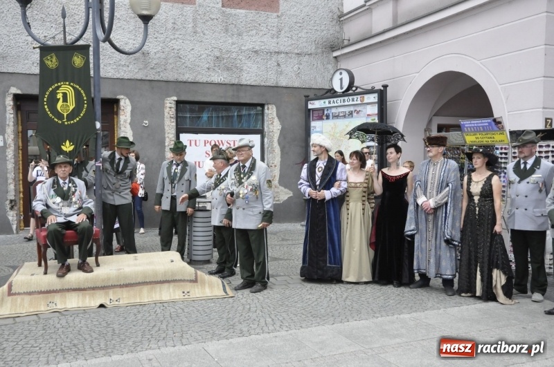 Zdjęcie w galerii na portalu naszraciborz.pl: Raciborski król kurkowy AD 2018 zasiadł na tronie i pozdrowił raciborzan  wiadomości z regionu