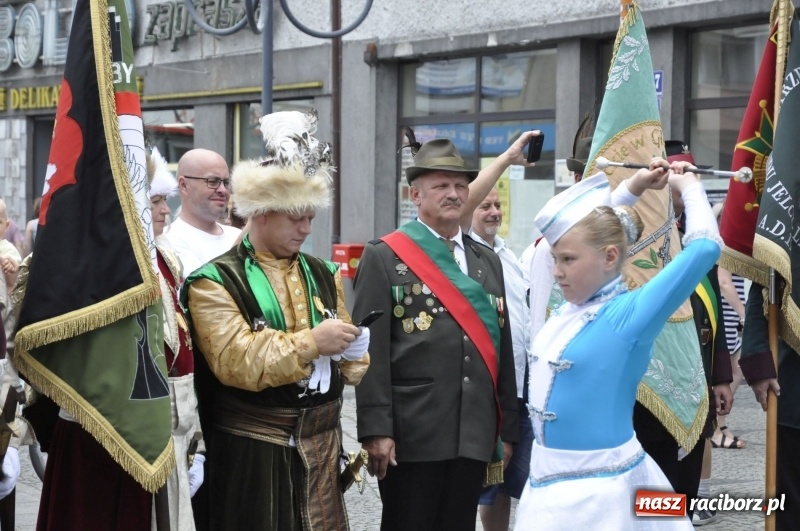 Zdjęcie w galerii na portalu naszraciborz.pl: Raciborski król kurkowy AD 2018 zasiadł na tronie i pozdrowił raciborzan  wiadomości z regionu