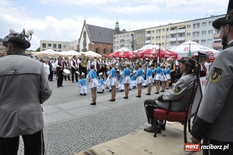 Zdjęcie w galerii na portalu naszraciborz.pl: Raciborski król kurkowy AD 2018 zasiadł na tronie i pozdrowił raciborzan  wiadomości z regionu