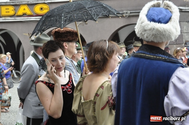 Zdjęcie w galerii na portalu naszraciborz.pl: Raciborski król kurkowy AD 2018 zasiadł na tronie i pozdrowił raciborzan  wiadomości z regionu