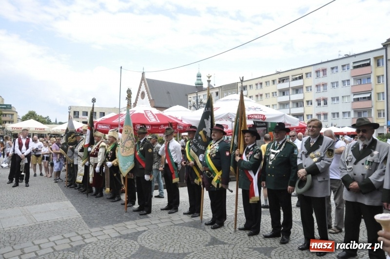 Zdjęcie w galerii na portalu naszraciborz.pl: Raciborski król kurkowy AD 2018 zasiadł na tronie i pozdrowił raciborzan  wiadomości z regionu