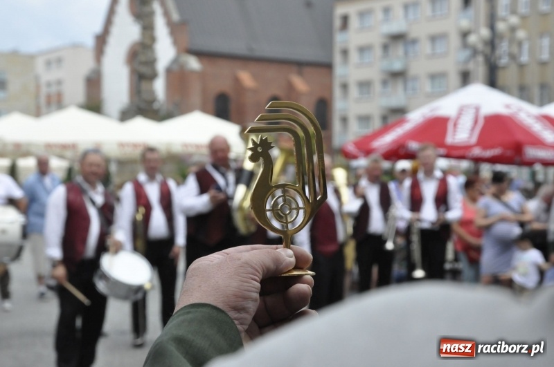 Zdjęcie w galerii na portalu naszraciborz.pl: Raciborski król kurkowy AD 2018 zasiadł na tronie i pozdrowił raciborzan  wiadomości z regionu