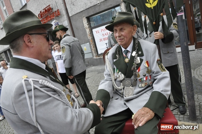 Zdjęcie w galerii na portalu naszraciborz.pl: Raciborski król kurkowy AD 2018 zasiadł na tronie i pozdrowił raciborzan  wiadomości z regionu