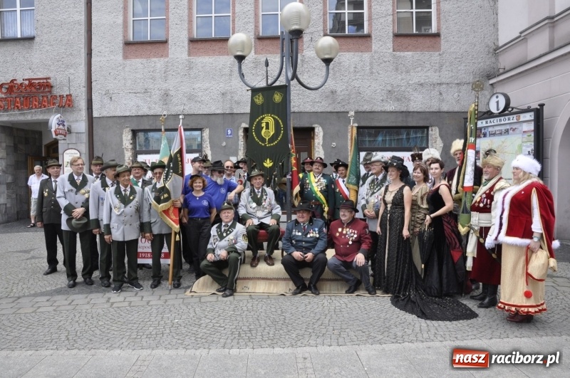 Zdjęcie w galerii na portalu naszraciborz.pl: Raciborski król kurkowy AD 2018 zasiadł na tronie i pozdrowił raciborzan  wiadomości z regionu