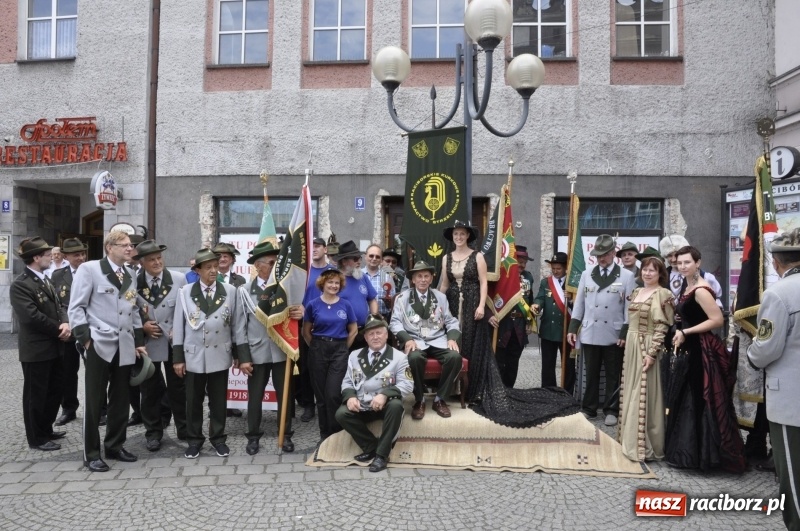 Zdjęcie w galerii na portalu naszraciborz.pl: Raciborski król kurkowy AD 2018 zasiadł na tronie i pozdrowił raciborzan  wiadomości z regionu