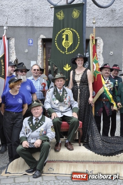 Zdjęcie w galerii na portalu naszraciborz.pl: Raciborski król kurkowy AD 2018 zasiadł na tronie i pozdrowił raciborzan  wiadomości z regionu