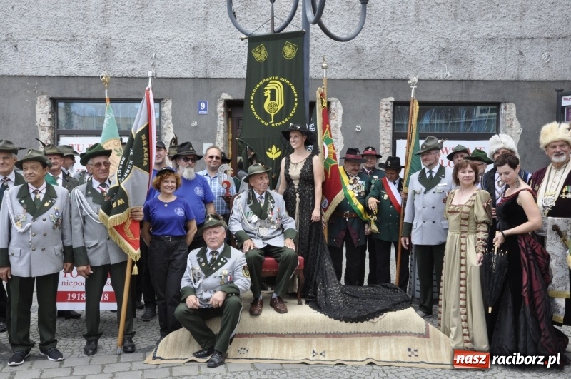 Zdjęcie w galerii na portalu naszraciborz.pl: Raciborski król kurkowy AD 2018 zasiadł na tronie i pozdrowił raciborzan  wiadomości z regionu