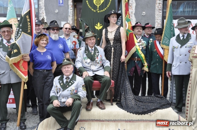 Zdjęcie w galerii na portalu naszraciborz.pl: Raciborski król kurkowy AD 2018 zasiadł na tronie i pozdrowił raciborzan  wiadomości z regionu