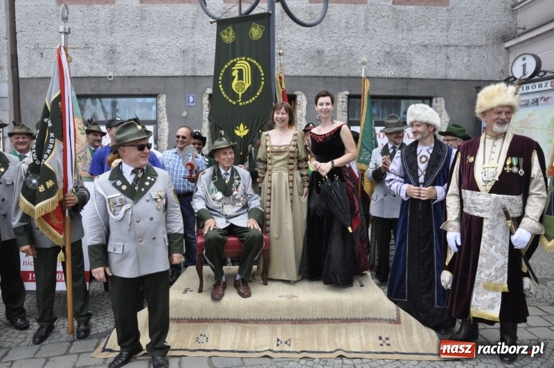 Zdjęcie w galerii na portalu naszraciborz.pl: Raciborski król kurkowy AD 2018 zasiadł na tronie i pozdrowił raciborzan  wiadomości z regionu