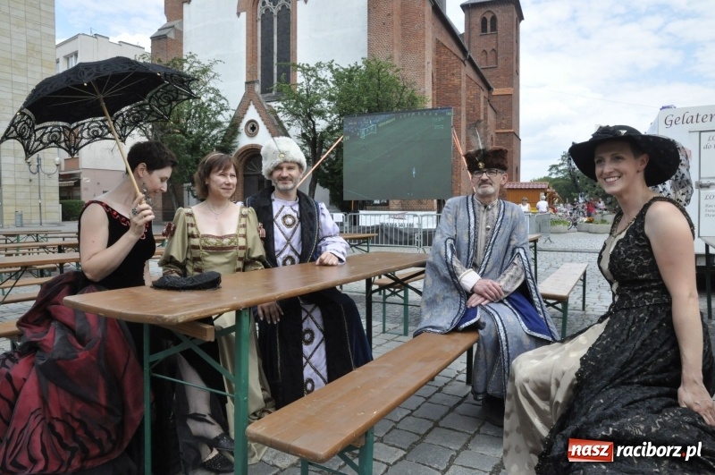 Zdjęcie w galerii na portalu naszraciborz.pl: Raciborski król kurkowy AD 2018 zasiadł na tronie i pozdrowił raciborzan  wiadomości z regionu