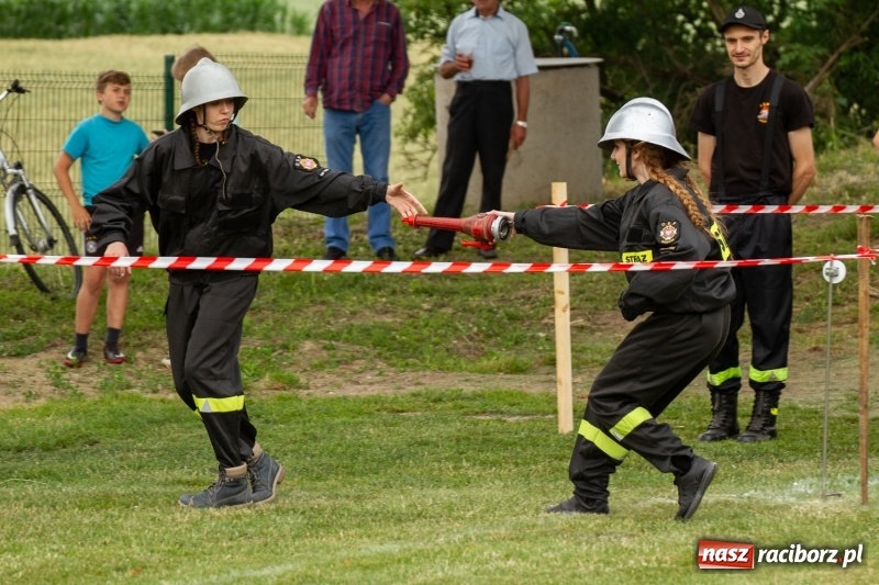 Zdjęcie w galerii na portalu naszraciborz.pl: Rudnik kontra Brzeźnica. Sztafeta zdecydowała o złocie. Brzeźnickie strażaczki najlepsze wiadomości z regionu