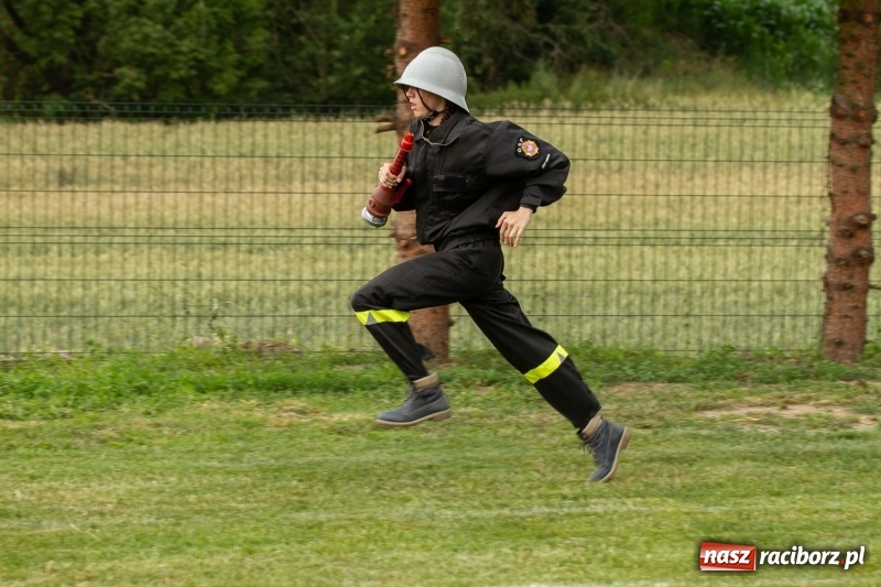 Zdjęcie w galerii na portalu naszraciborz.pl: Rudnik kontra Brzeźnica. Sztafeta zdecydowała o złocie. Brzeźnickie strażaczki najlepsze wiadomości z regionu
