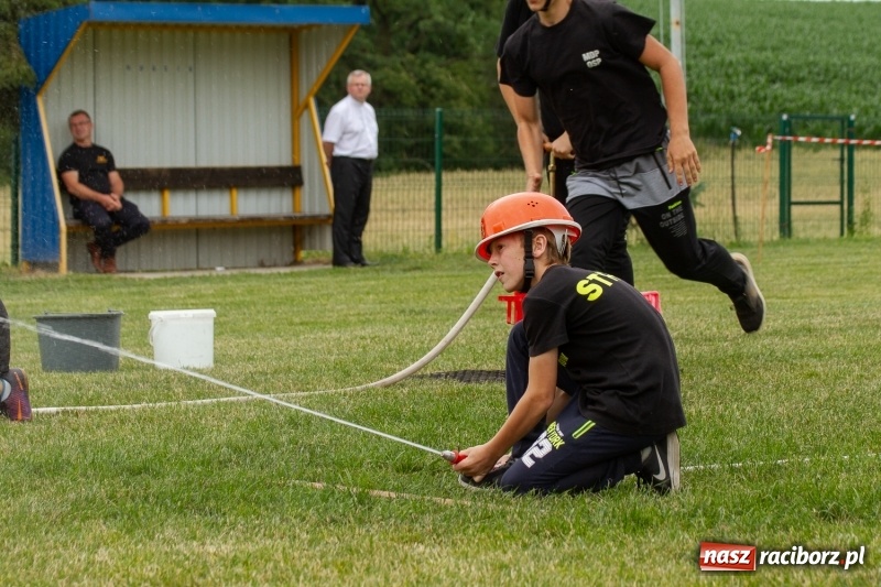 Zdjęcie w galerii na portalu naszraciborz.pl: Rudnik kontra Brzeźnica. Sztafeta zdecydowała o złocie. Brzeźnickie strażaczki najlepsze wiadomości z regionu