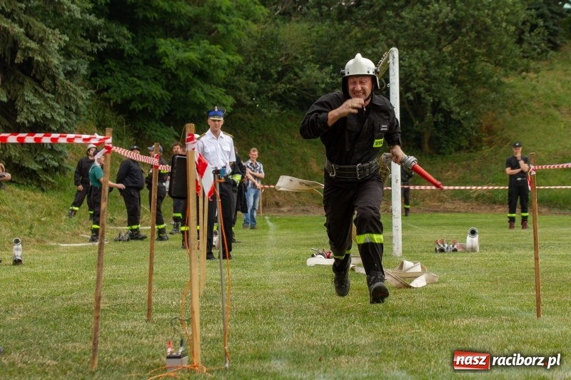 Zdjęcie w galerii na portalu naszraciborz.pl: Rudnik kontra Brzeźnica. Sztafeta zdecydowała o złocie. Brzeźnickie strażaczki najlepsze wiadomości z regionu