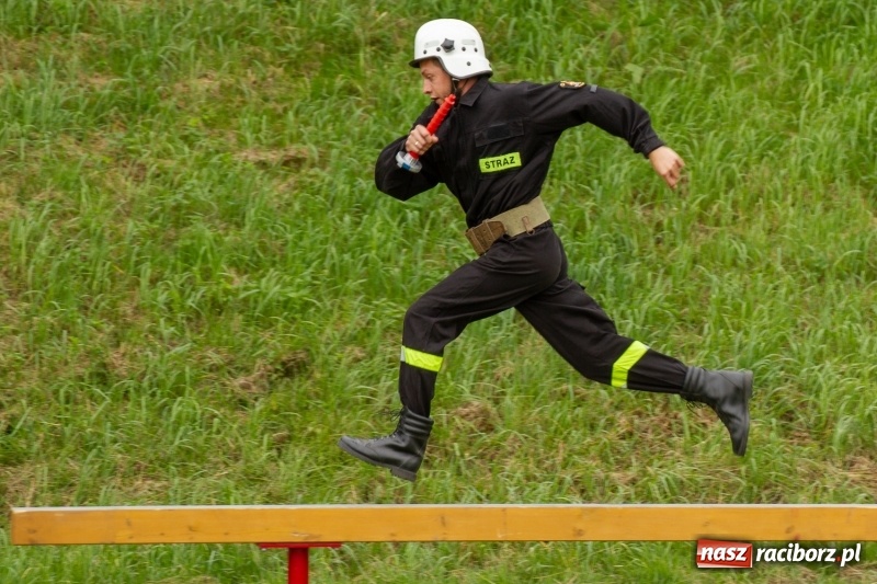Zdjęcie w galerii na portalu naszraciborz.pl: Rudnik kontra Brzeźnica. Sztafeta zdecydowała o złocie. Brzeźnickie strażaczki najlepsze wiadomości z regionu