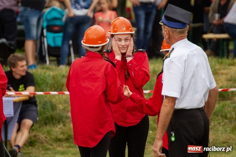 Zdjęcie w galerii na portalu naszraciborz.pl: Rudnik kontra Brzeźnica. Sztafeta zdecydowała o złocie. Brzeźnickie strażaczki najlepsze wiadomości z regionu