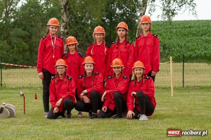 Zdjęcie w galerii na portalu naszraciborz.pl: Rudnik kontra Brzeźnica. Sztafeta zdecydowała o złocie. Brzeźnickie strażaczki najlepsze wiadomości z regionu
