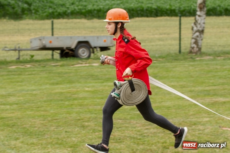 Zdjęcie w galerii na portalu naszraciborz.pl: Rudnik kontra Brzeźnica. Sztafeta zdecydowała o złocie. Brzeźnickie strażaczki najlepsze wiadomości z regionu