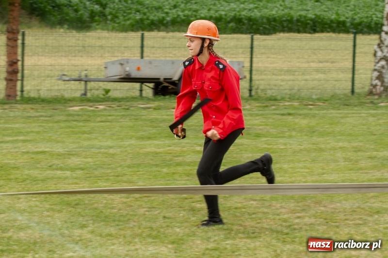 Zdjęcie w galerii na portalu naszraciborz.pl: Rudnik kontra Brzeźnica. Sztafeta zdecydowała o złocie. Brzeźnickie strażaczki najlepsze wiadomości z regionu