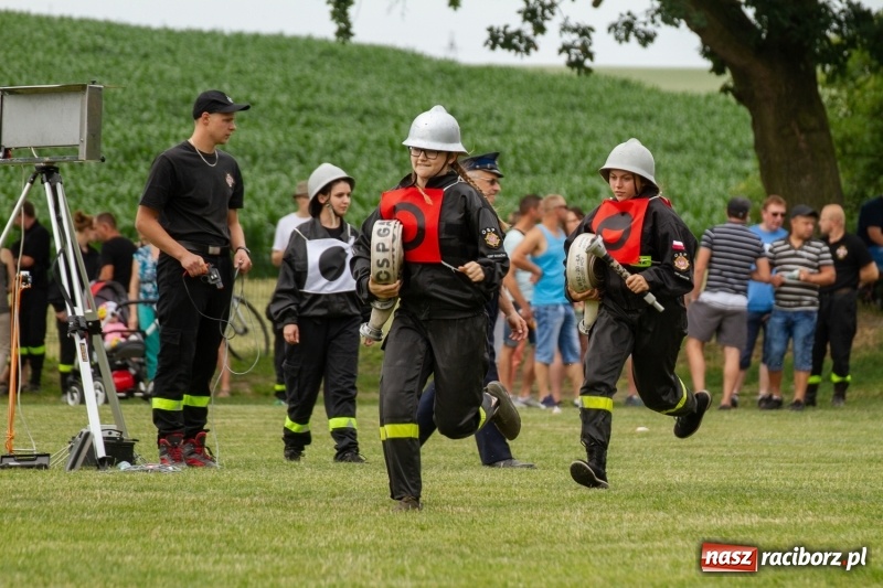 Zdjęcie w galerii na portalu naszraciborz.pl: Rudnik kontra Brzeźnica. Sztafeta zdecydowała o złocie. Brzeźnickie strażaczki najlepsze wiadomości z regionu