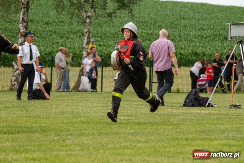 Zdjęcie w galerii na portalu naszraciborz.pl: Rudnik kontra Brzeźnica. Sztafeta zdecydowała o złocie. Brzeźnickie strażaczki najlepsze wiadomości z regionu