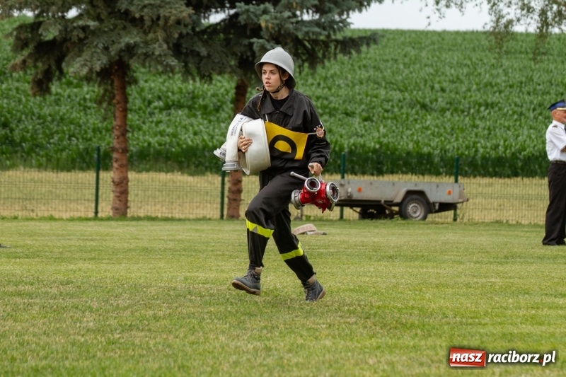 Zdjęcie w galerii na portalu naszraciborz.pl: Rudnik kontra Brzeźnica. Sztafeta zdecydowała o złocie. Brzeźnickie strażaczki najlepsze wiadomości z regionu