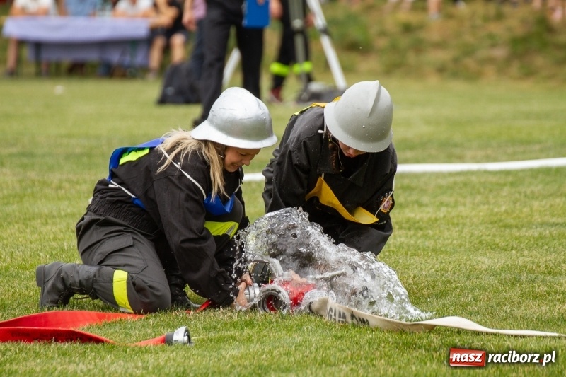 Zdjęcie w galerii na portalu naszraciborz.pl: Rudnik kontra Brzeźnica. Sztafeta zdecydowała o złocie. Brzeźnickie strażaczki najlepsze wiadomości z regionu