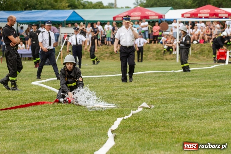 Zdjęcie w galerii na portalu naszraciborz.pl: Rudnik kontra Brzeźnica. Sztafeta zdecydowała o złocie. Brzeźnickie strażaczki najlepsze wiadomości z regionu