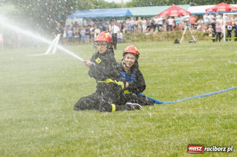 Zdjęcie w galerii na portalu naszraciborz.pl: Rudnik kontra Brzeźnica. Sztafeta zdecydowała o złocie. Brzeźnickie strażaczki najlepsze wiadomości z regionu