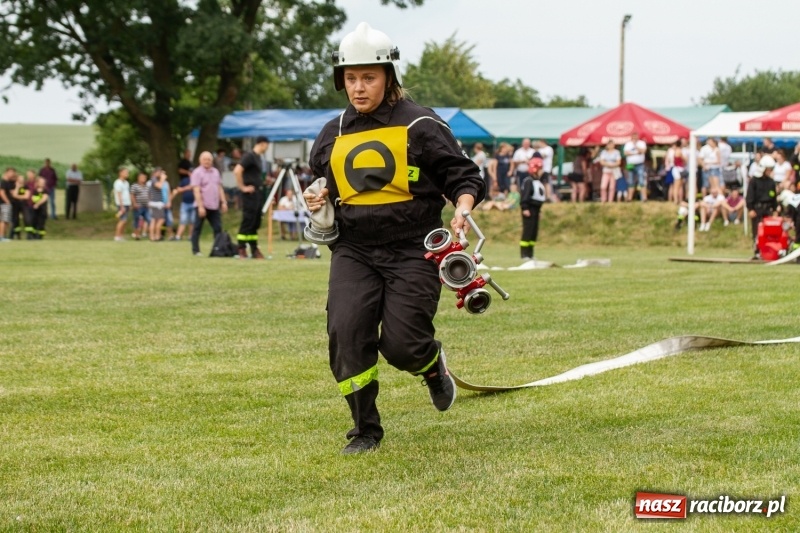 Zdjęcie w galerii na portalu naszraciborz.pl: Rudnik kontra Brzeźnica. Sztafeta zdecydowała o złocie. Brzeźnickie strażaczki najlepsze wiadomości z regionu