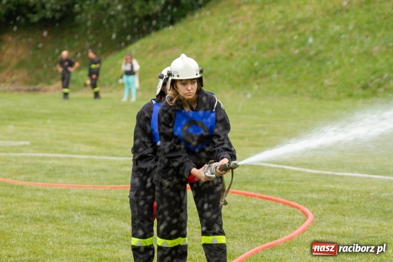 Zdjęcie w galerii na portalu naszraciborz.pl: Rudnik kontra Brzeźnica. Sztafeta zdecydowała o złocie. Brzeźnickie strażaczki najlepsze wiadomości z regionu