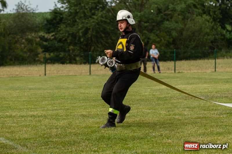 Zdjęcie w galerii na portalu naszraciborz.pl: Rudnik kontra Brzeźnica. Sztafeta zdecydowała o złocie. Brzeźnickie strażaczki najlepsze wiadomości z regionu