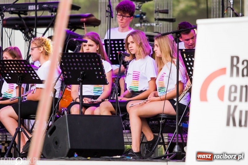 Zdjęcie w galerii na portalu naszraciborz.pl: Była moc! Orkiestra Plania i The Chance, Big Band PSM i chór z Wodzisławia Śl.  wiadomości z regionu