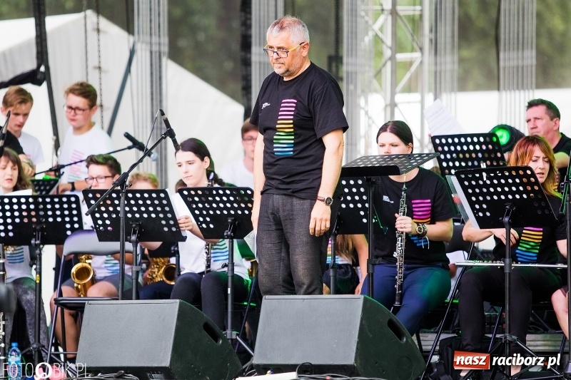 Zdjęcie w galerii na portalu naszraciborz.pl: Była moc! Orkiestra Plania i The Chance, Big Band PSM i chór z Wodzisławia Śl.  wiadomości z regionu