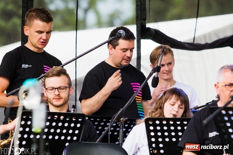 Zdjęcie w galerii na portalu naszraciborz.pl: Była moc! Orkiestra Plania i The Chance, Big Band PSM i chór z Wodzisławia Śl.  wiadomości z regionu