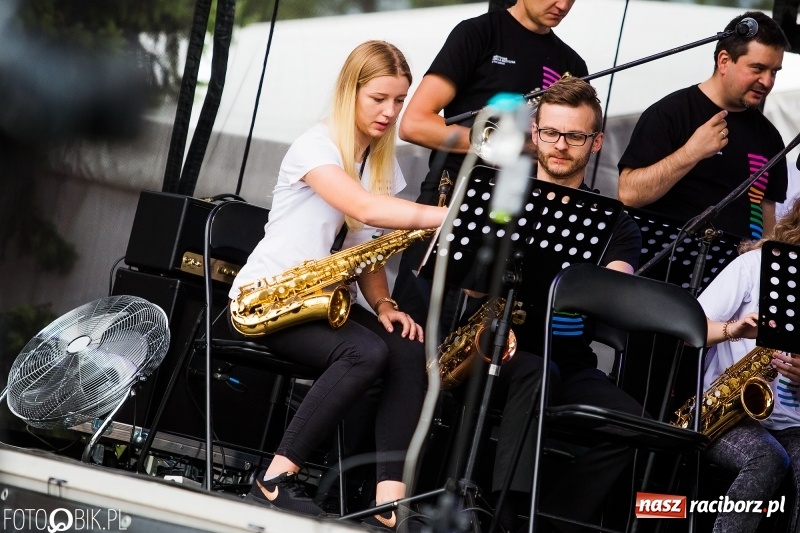 Zdjęcie w galerii na portalu naszraciborz.pl: Była moc! Orkiestra Plania i The Chance, Big Band PSM i chór z Wodzisławia Śl.  wiadomości z regionu