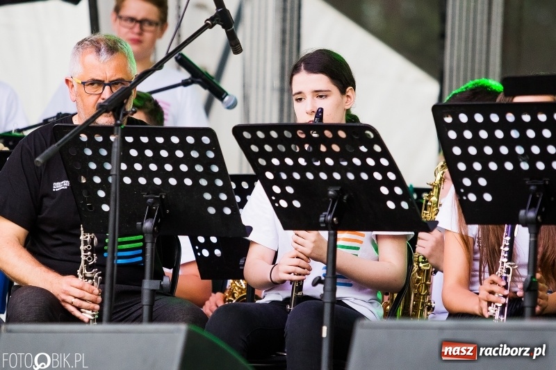 Zdjęcie w galerii na portalu naszraciborz.pl: Była moc! Orkiestra Plania i The Chance, Big Band PSM i chór z Wodzisławia Śl.  wiadomości z regionu